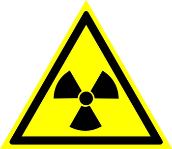 W05 опасно! радиоактивные вещества или ионизирующее излучение (пластик, сторона 200 мм) - Знаки безопасности - Предупреждающие знаки - магазин "Охрана труда и Техника безопасности"